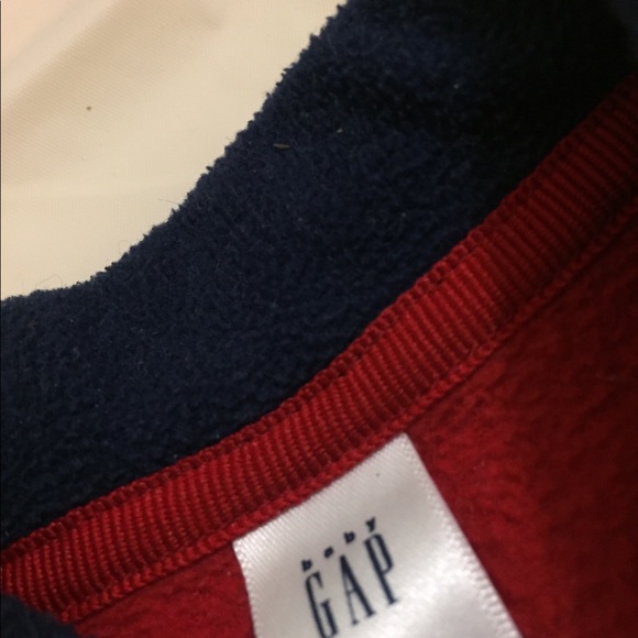 Gap in red - Picture 2 of 4